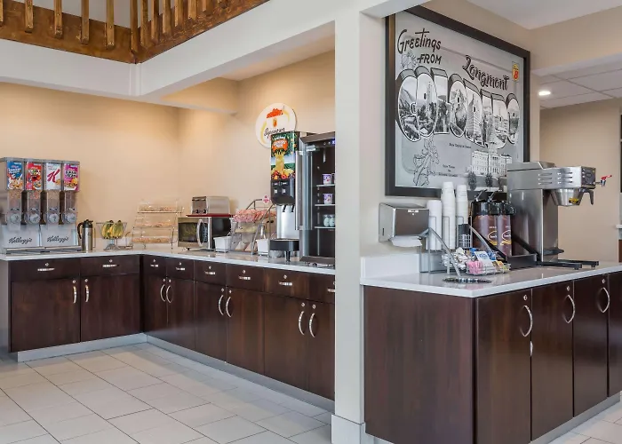 Super 8 by Wyndham Longmont/Twin Peaks