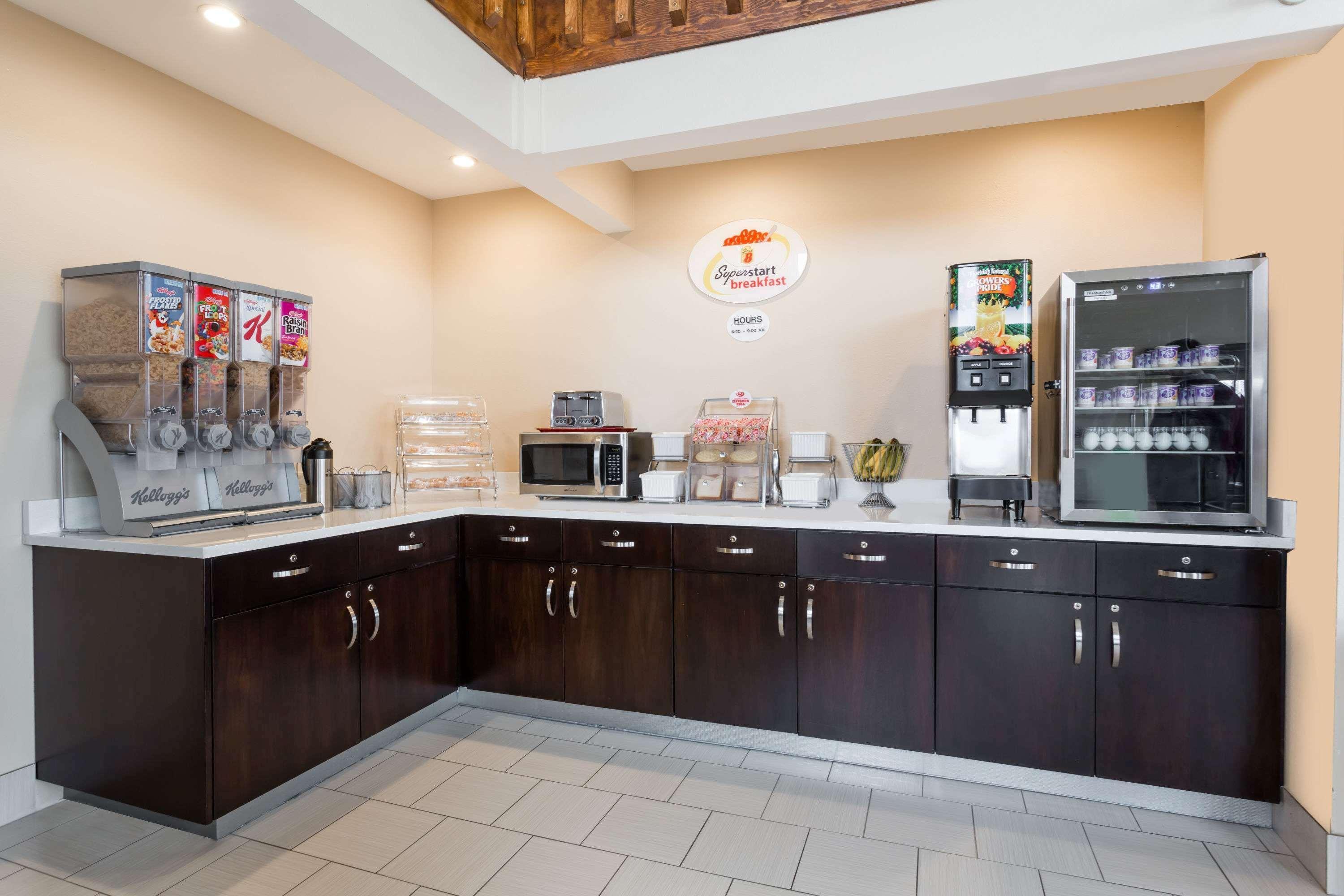 Super 8 By Wyndham Longmont/twin Peaks Hotel