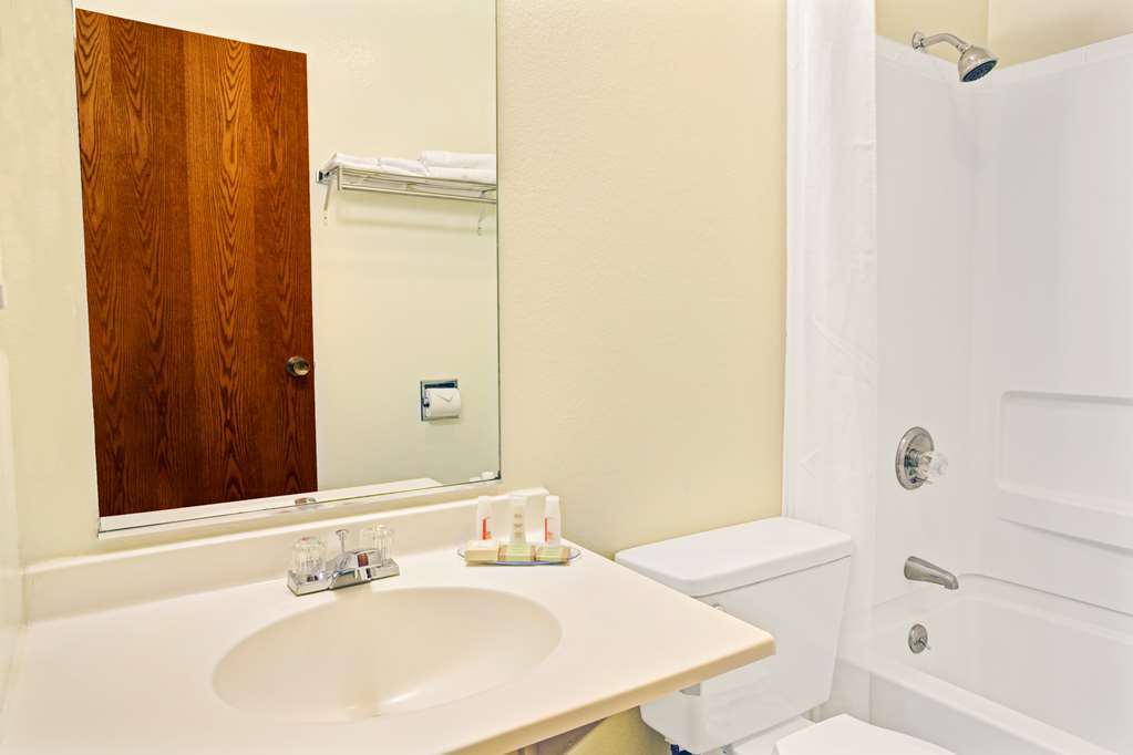 Super 8 By Wyndham Longmont/twin Peaks Hotel